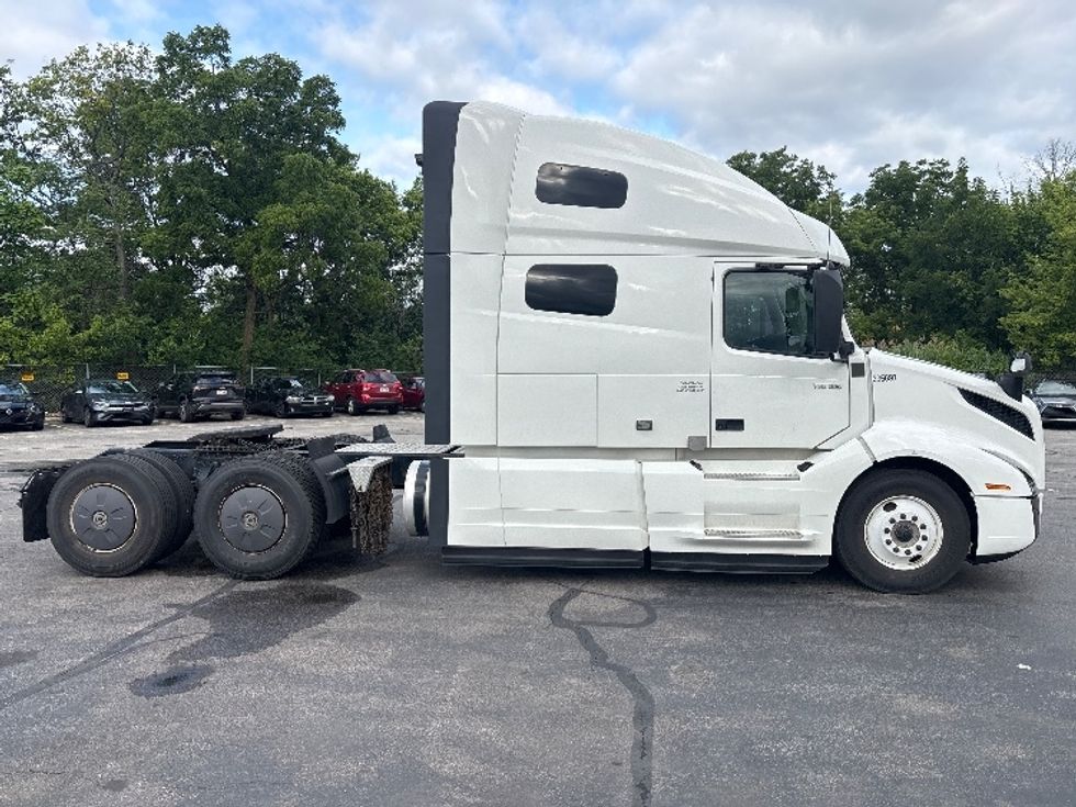 Sleeper Tractor-Heavy Duty Tractors-Volvo-2023-VNL64760-Middlefield-OH-494,862\n\t\tmiles-$ 85,250 - Image 8