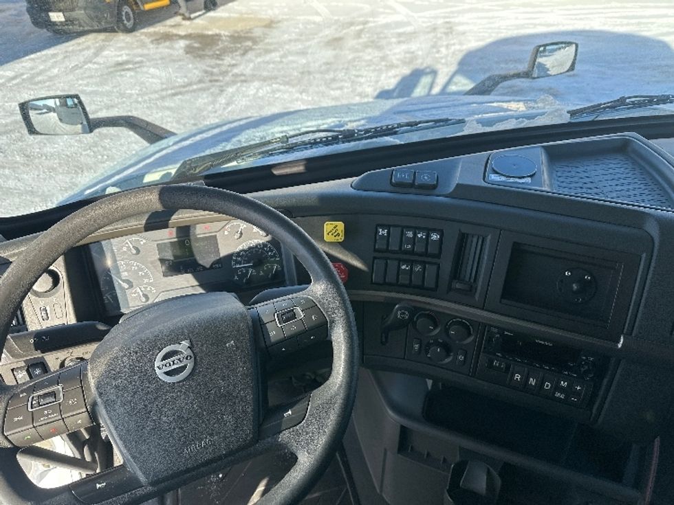 Sleeper Tractor-Heavy Duty Tractors-Volvo-2023-VNL64760-Milwaukee-WI-569,877\n\t\tmiles-$ 67,750 - Image 11