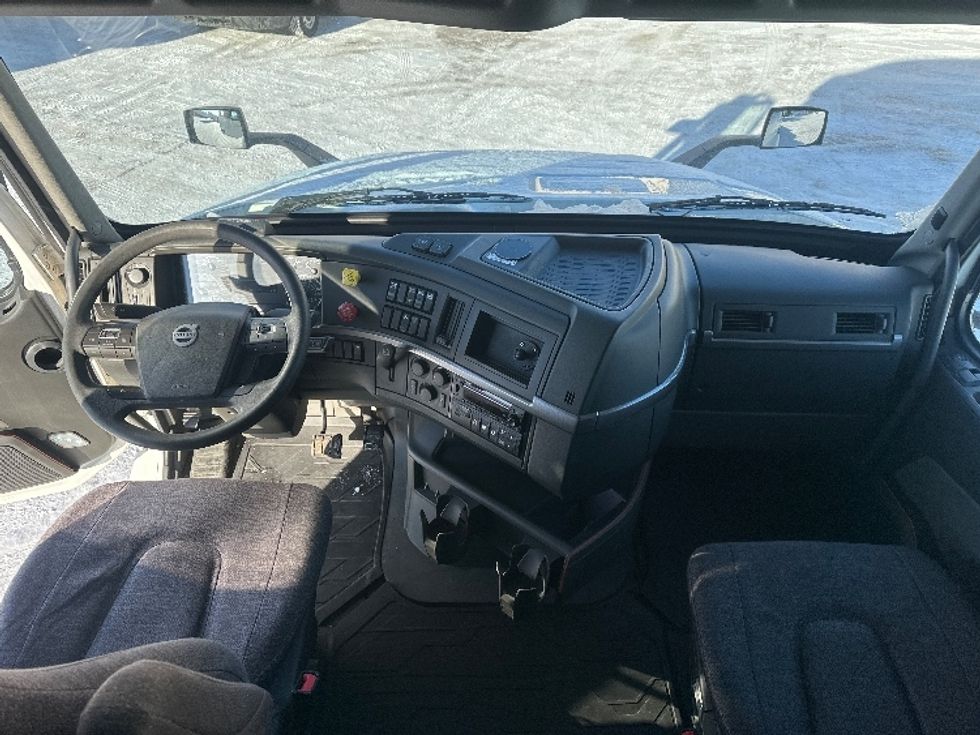 Sleeper Tractor-Heavy Duty Tractors-Volvo-2023-VNL64760-Milwaukee-WI-569,877\n\t\tmiles-$ 67,750 - Image 12