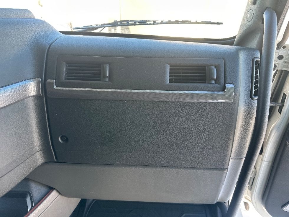 Sleeper Tractor-Heavy Duty Tractors-Volvo-2023-VNL64760-Milwaukee-WI-569,877\n\t\tmiles-$ 67,750 - Image 14