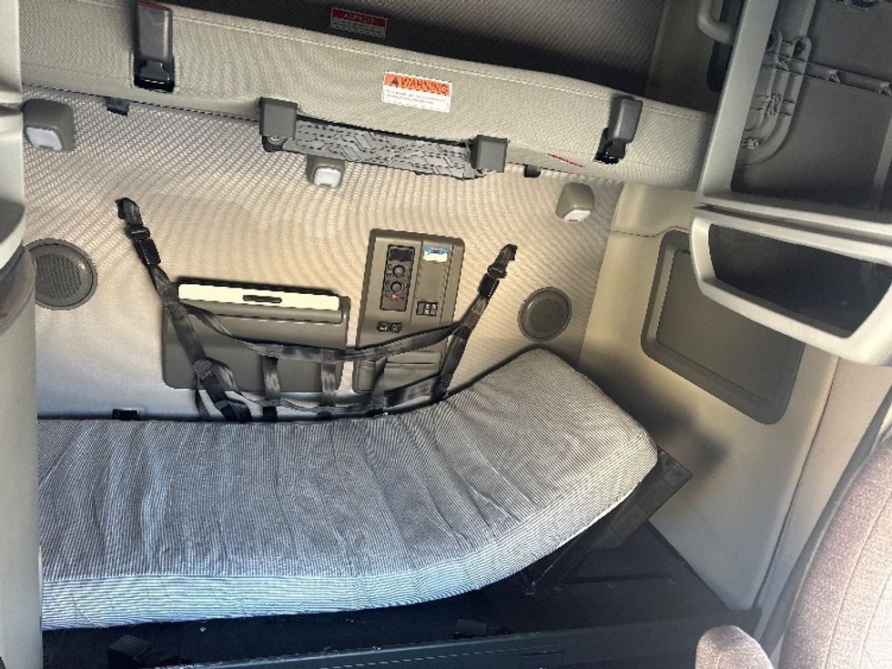 Sleeper Tractor-Heavy Duty Tractors-Volvo-2023-VNL64760-Milwaukee-WI-569,877\n\t\tmiles-$ 67,750 - Image 16