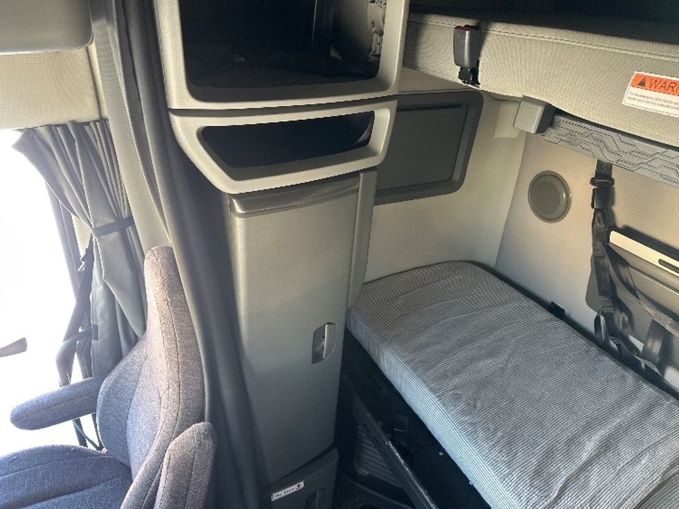 Sleeper Tractor-Heavy Duty Tractors-Volvo-2023-VNL64760-Milwaukee-WI-569,877\n\t\tmiles-$ 67,750 - Image 19