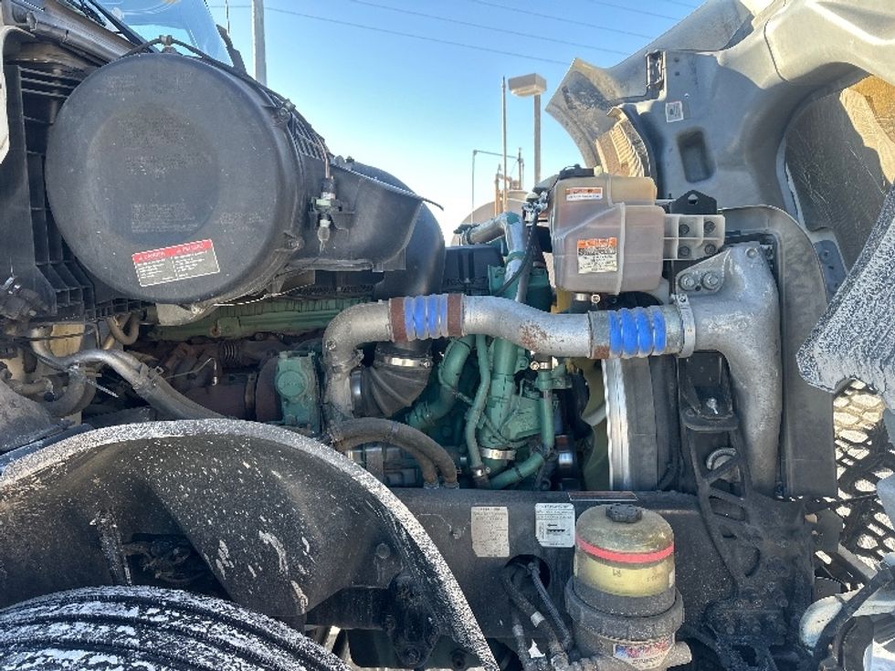 Sleeper Tractor-Heavy Duty Tractors-Volvo-2023-VNL64760-Milwaukee-WI-569,877\n\t\tmiles-$ 67,750 - Image 20