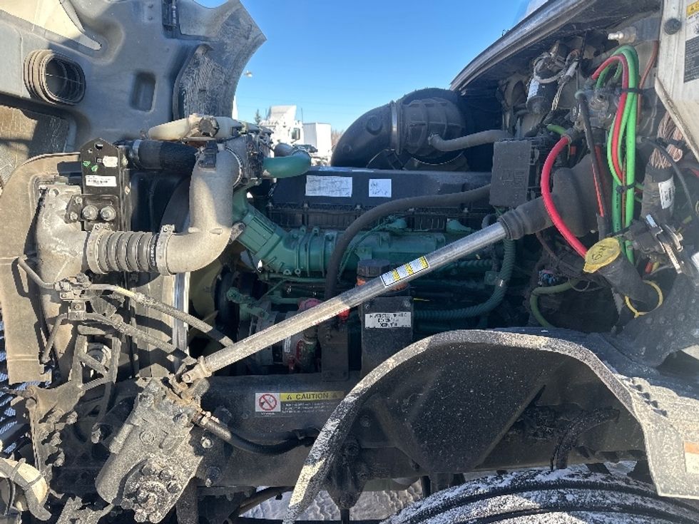 Sleeper Tractor-Heavy Duty Tractors-Volvo-2023-VNL64760-Milwaukee-WI-569,877\n\t\tmiles-$ 67,750 - Image 21