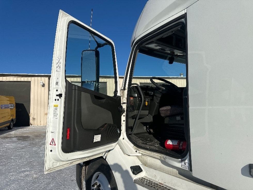 Sleeper Tractor-Heavy Duty Tractors-Volvo-2023-VNL64760-Milwaukee-WI-569,877\n\t\tmiles-$ 67,750 - Image 9