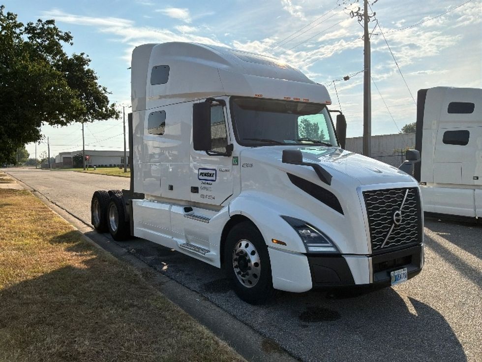 Sleeper Tractor-Heavy Duty Tractors-Volvo-2023-VNL64760-Montgomery-AL-523,994\n\t\tmiles-$ 88,000 - Image 1