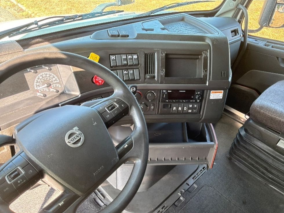 Sleeper Tractor-Heavy Duty Tractors-Volvo-2023-VNL64760-Montgomery-AL-523,994\n\t\tmiles-$ 88,000 - Image 10