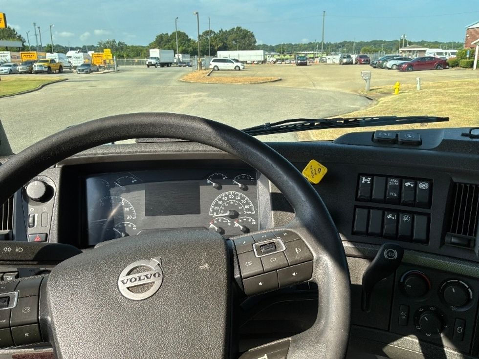 Sleeper Tractor-Heavy Duty Tractors-Volvo-2023-VNL64760-Montgomery-AL-523,994\n\t\tmiles-$ 88,000 - Image 11