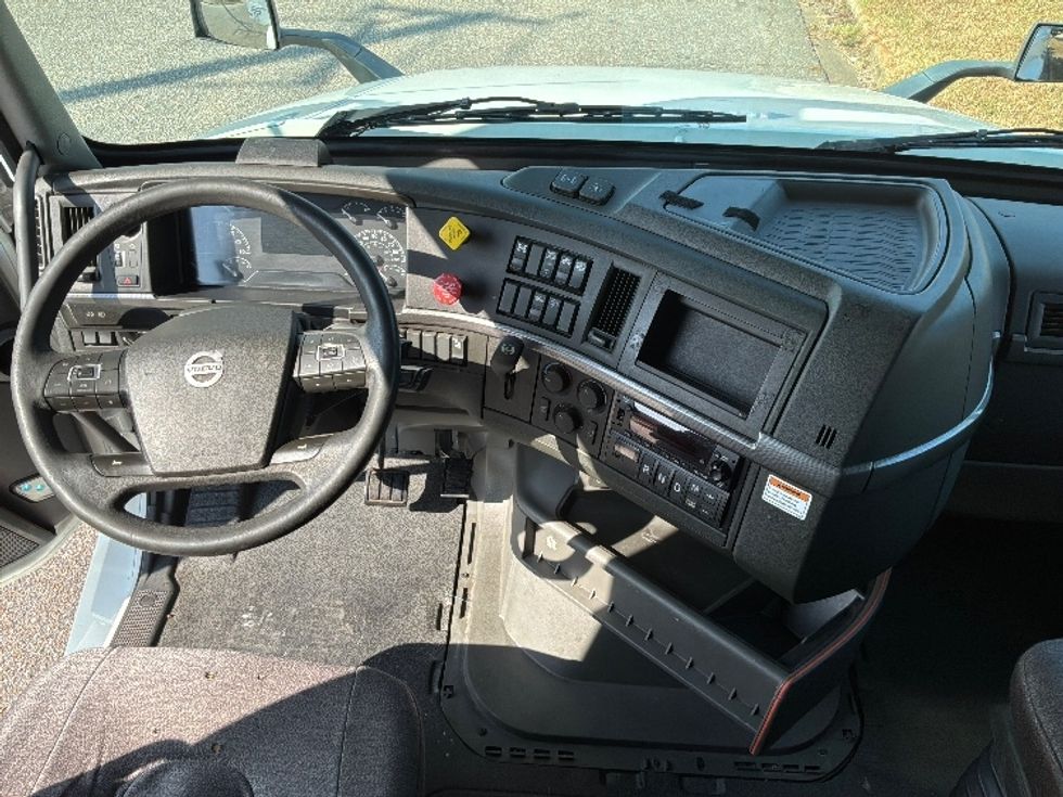 Sleeper Tractor-Heavy Duty Tractors-Volvo-2023-VNL64760-Montgomery-AL-523,994\n\t\tmiles-$ 88,000 - Image 12