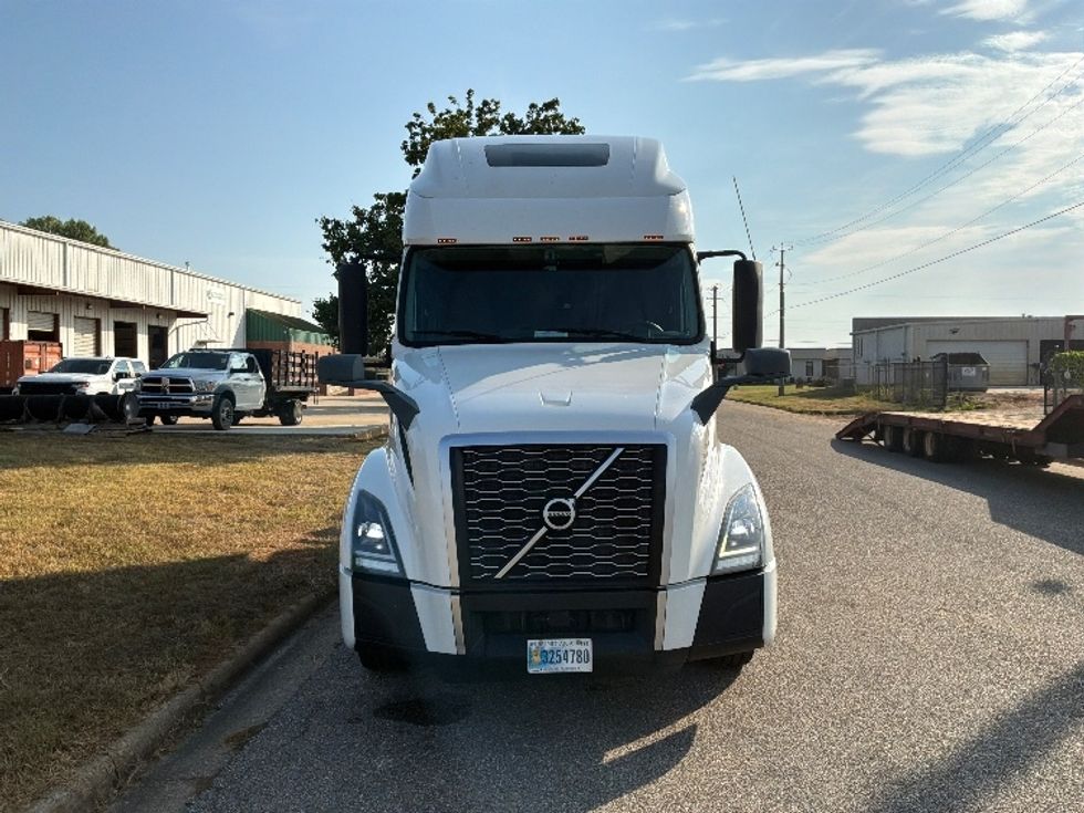 Sleeper Tractor-Heavy Duty Tractors-Volvo-2023-VNL64760-Montgomery-AL-523,994\n\t\tmiles-$ 88,000 - Image 2