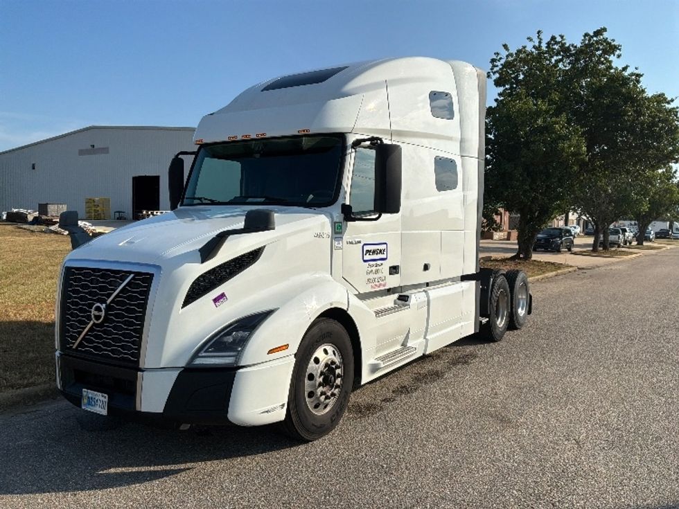 Sleeper Tractor-Heavy Duty Tractors-Volvo-2023-VNL64760-Montgomery-AL-523,994\n\t\tmiles-$ 88,000 - Image 3