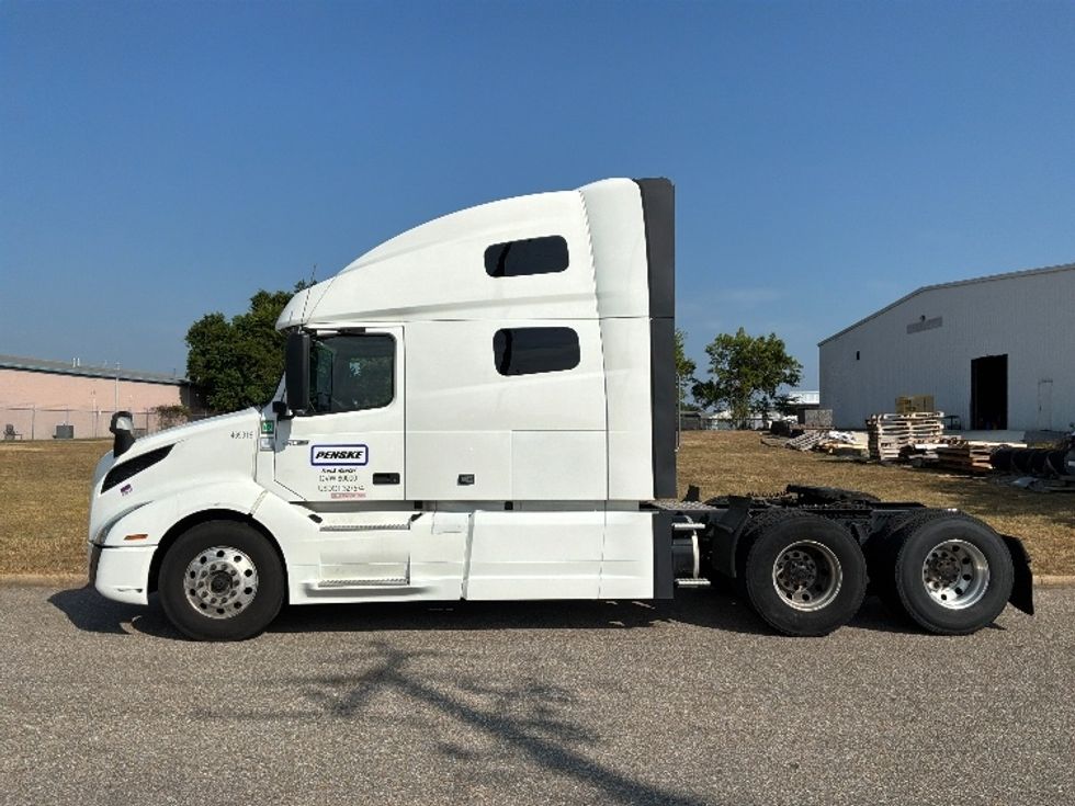 Sleeper Tractor-Heavy Duty Tractors-Volvo-2023-VNL64760-Montgomery-AL-523,994\n\t\tmiles-$ 88,000 - Image 4