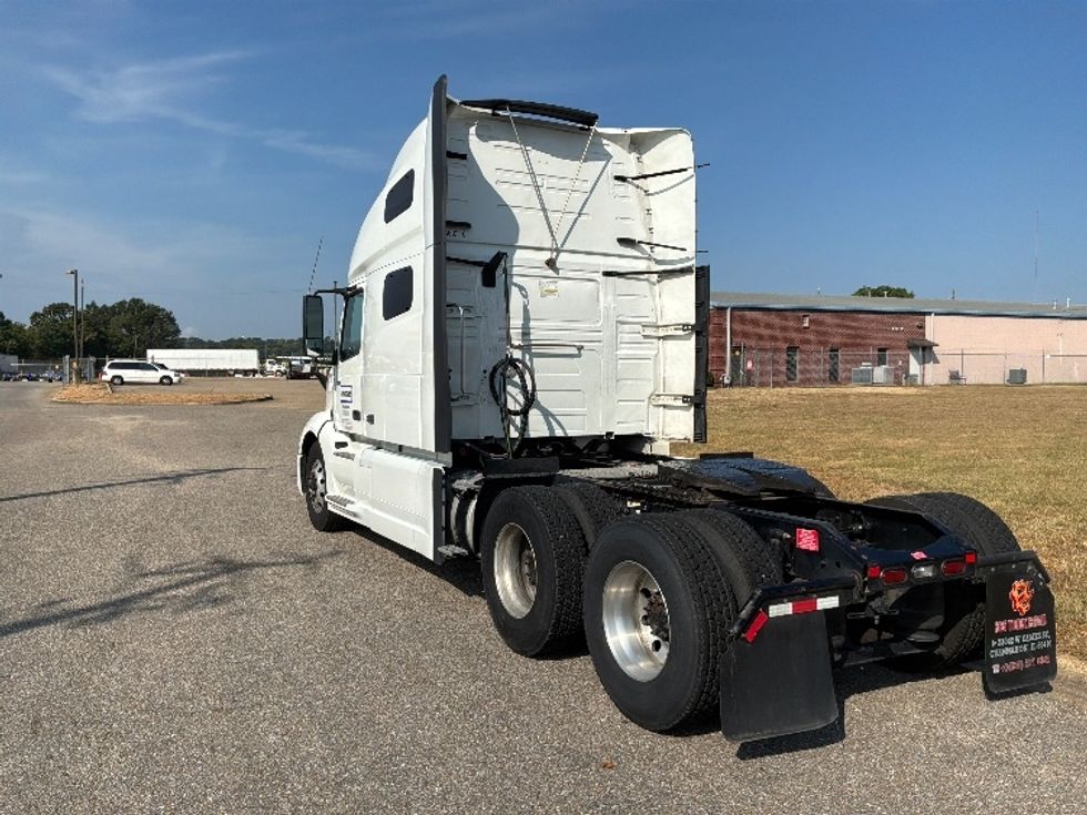 Sleeper Tractor-Heavy Duty Tractors-Volvo-2023-VNL64760-Montgomery-AL-523,994\n\t\tmiles-$ 88,000 - Image 5