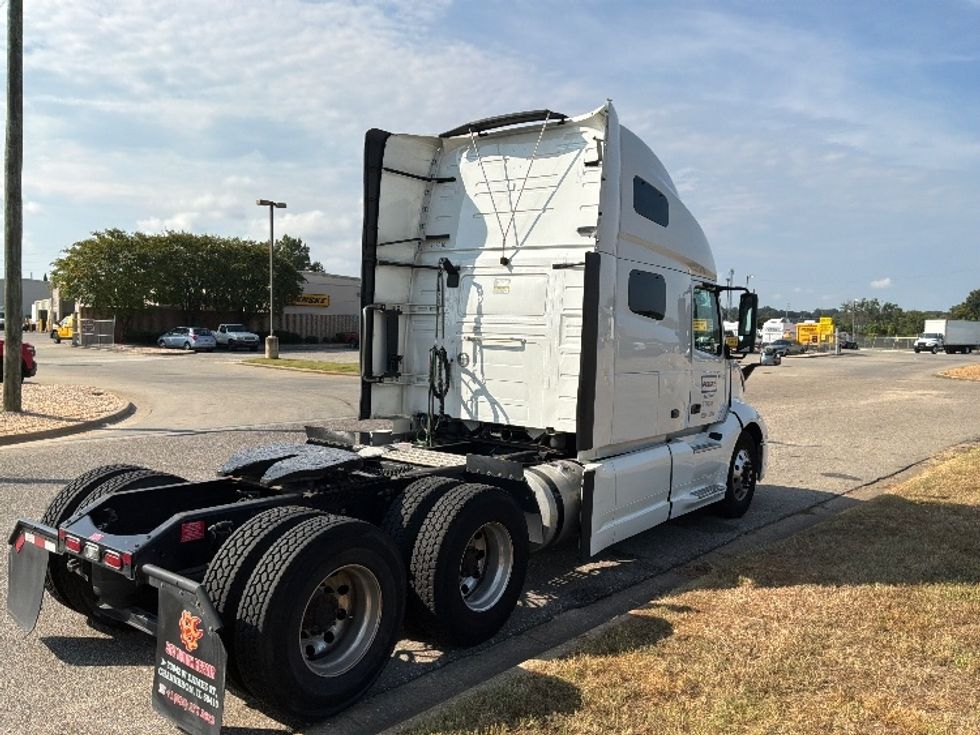 Sleeper Tractor-Heavy Duty Tractors-Volvo-2023-VNL64760-Montgomery-AL-523,994\n\t\tmiles-$ 88,000 - Image 7