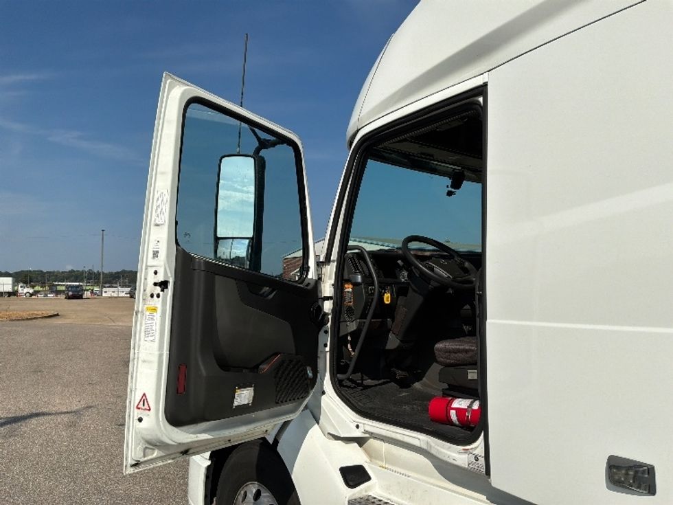Sleeper Tractor-Heavy Duty Tractors-Volvo-2023-VNL64760-Montgomery-AL-523,994\n\t\tmiles-$ 88,000 - Image 9