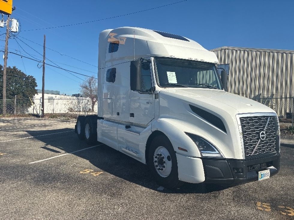 Sleeper Tractor-Heavy Duty Tractors-Volvo-2023-VNL64760-Nashville-TN-533,957\n\t\tmiles-$ 75,000 - Image 1