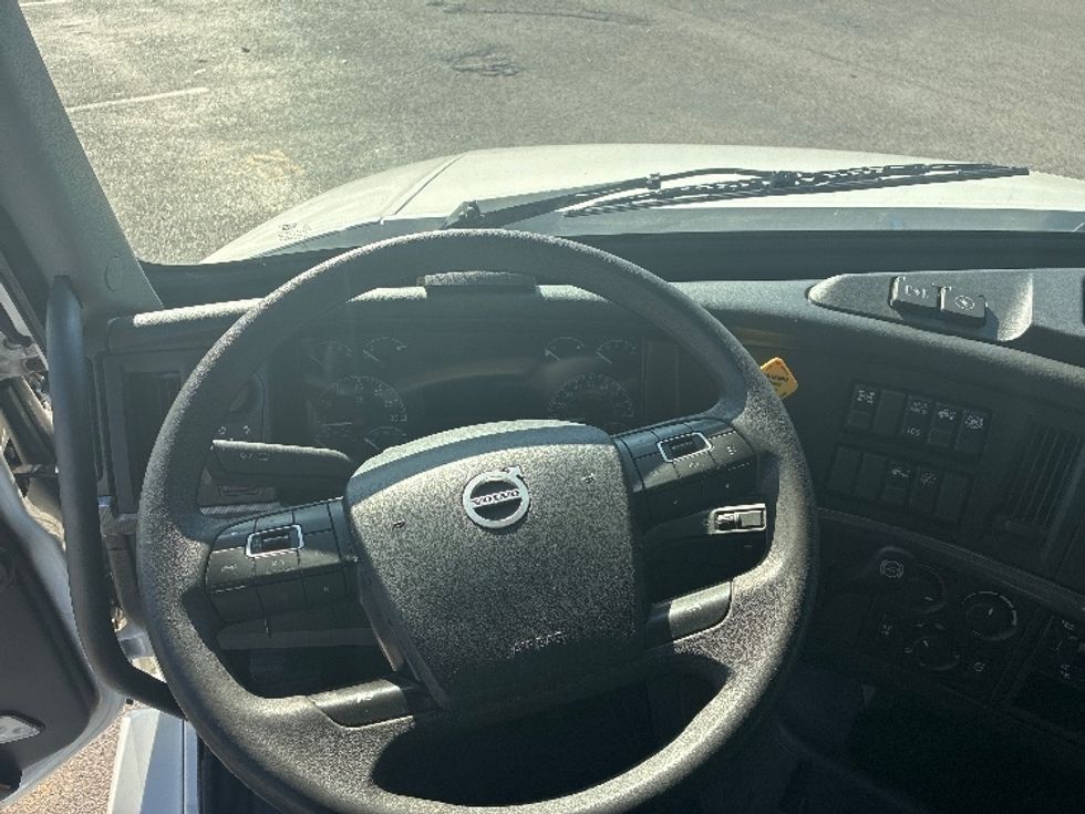 Sleeper Tractor-Heavy Duty Tractors-Volvo-2023-VNL64760-Nashville-TN-533,957\n\t\tmiles-$ 75,000 - Image 11