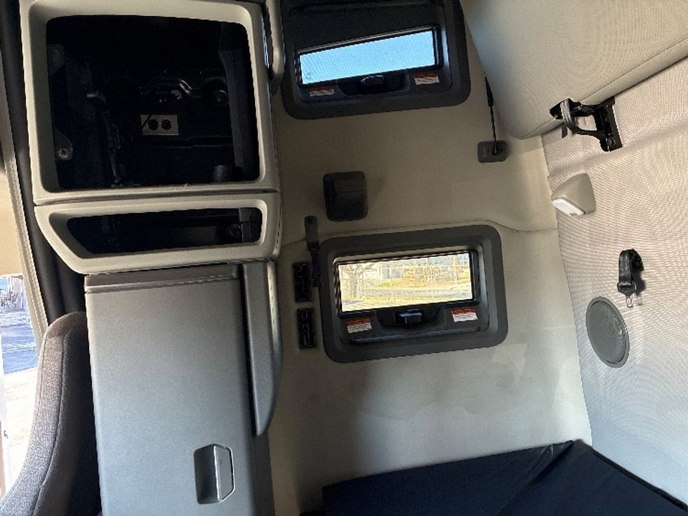 Sleeper Tractor-Heavy Duty Tractors-Volvo-2023-VNL64760-Nashville-TN-533,957\n\t\tmiles-$ 75,000 - Image 19