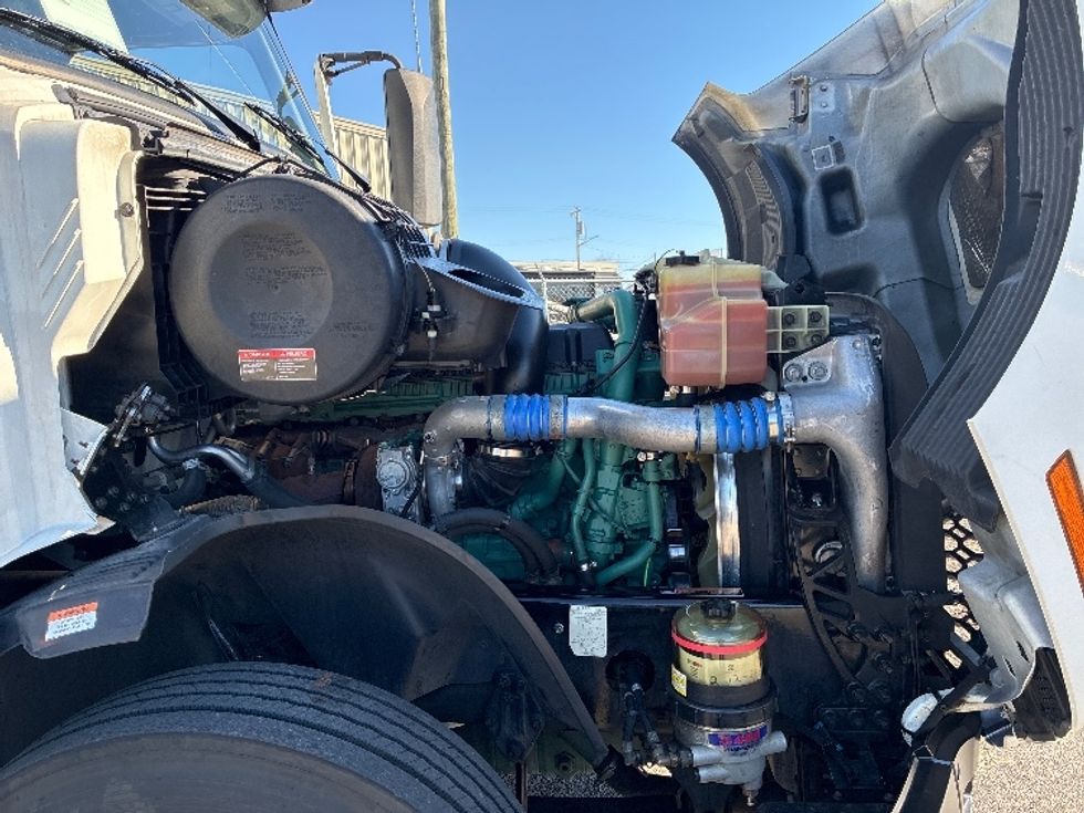 Sleeper Tractor-Heavy Duty Tractors-Volvo-2023-VNL64760-Nashville-TN-533,957\n\t\tmiles-$ 75,000 - Image 20