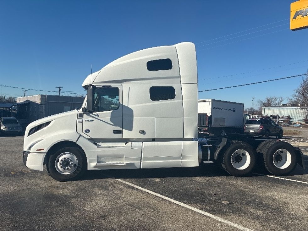 Sleeper Tractor-Heavy Duty Tractors-Volvo-2023-VNL64760-Nashville-TN-533,957\n\t\tmiles-$ 75,000 - Image 4