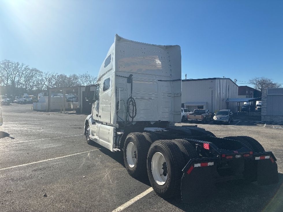 Sleeper Tractor-Heavy Duty Tractors-Volvo-2023-VNL64760-Nashville-TN-533,957\n\t\tmiles-$ 75,000 - Image 5