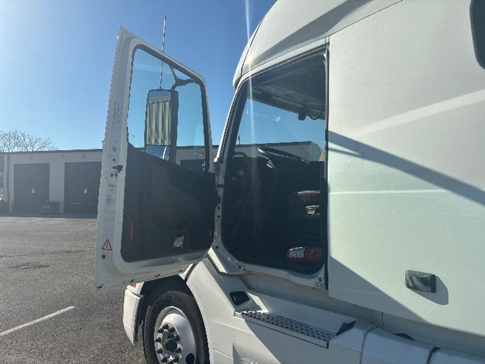 Sleeper Tractor-Heavy Duty Tractors-Volvo-2023-VNL64760-Nashville-TN-533,957\n\t\tmiles-$ 75,000 - Image 9