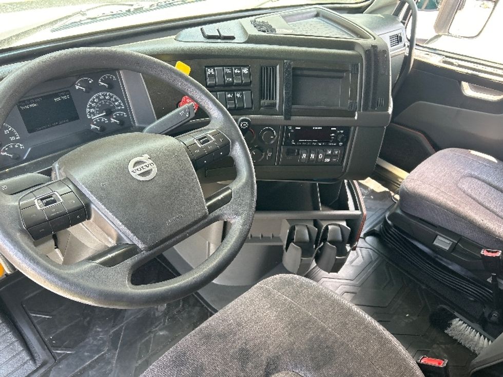 Sleeper Tractor-Heavy Duty Tractors-Volvo-2023-VNL64760-Nashville-TN-567,271\n\t\tmiles-$ 76,250 - Image 10