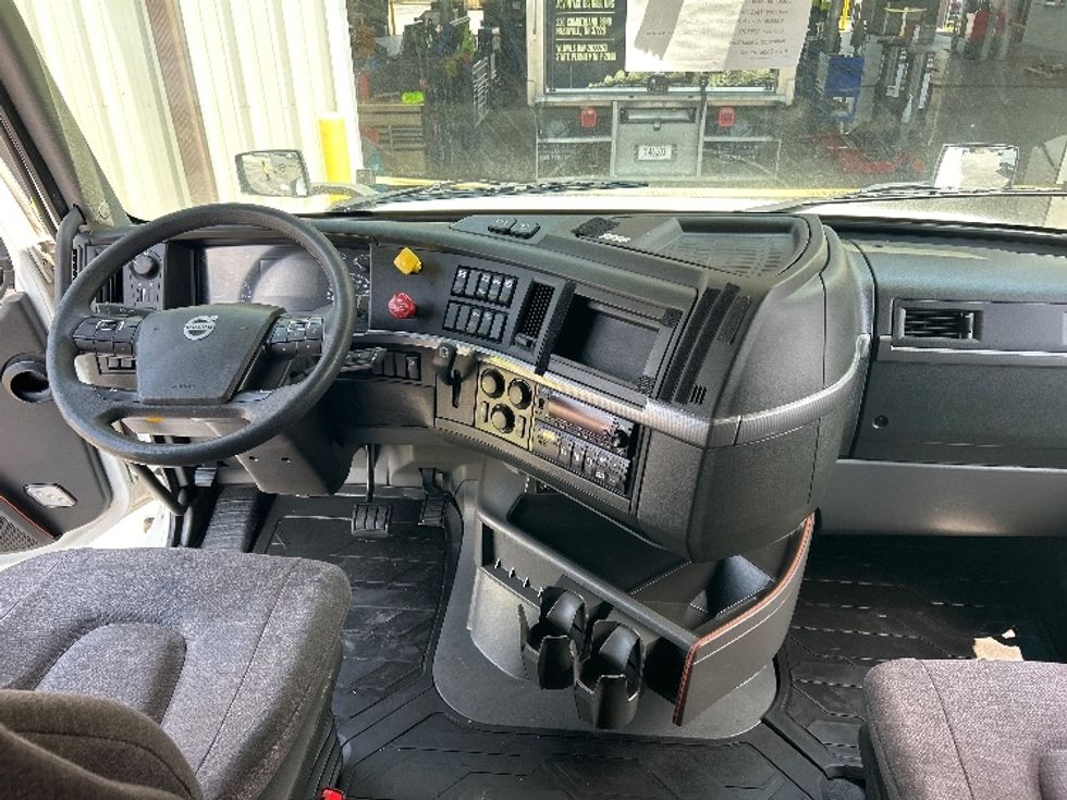 Sleeper Tractor-Heavy Duty Tractors-Volvo-2023-VNL64760-Nashville-TN-567,271\n\t\tmiles-$ 76,250 - Image 12
