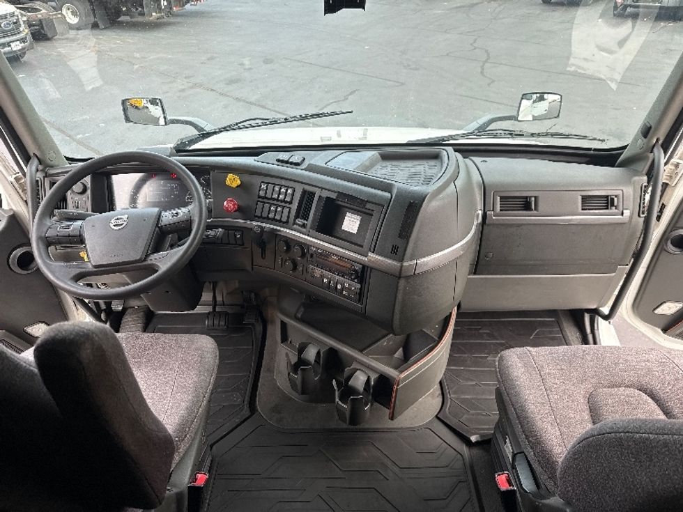 Sleeper Tractor-Heavy Duty Tractors-Volvo-2023-VNL64760-Norcross-GA-580,496\n\t\tmiles-$ 70,250 - Image 12