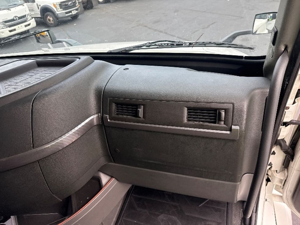 Sleeper Tractor-Heavy Duty Tractors-Volvo-2023-VNL64760-Norcross-GA-580,496\n\t\tmiles-$ 70,250 - Image 14