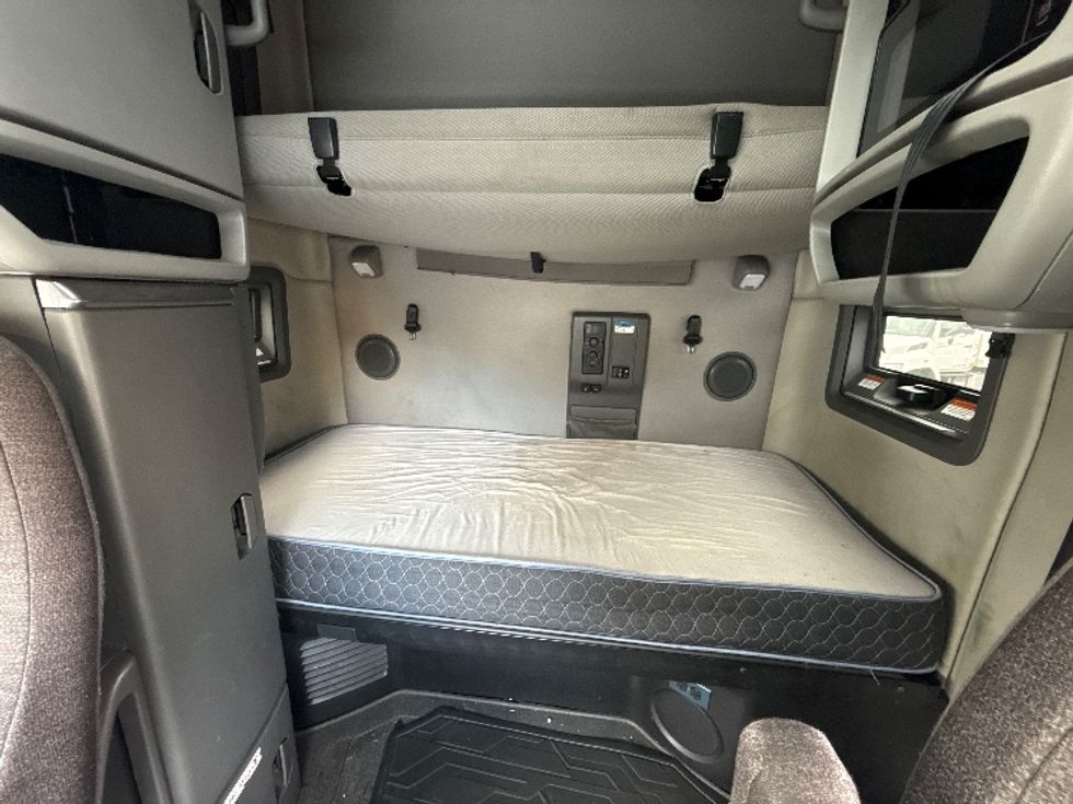 Sleeper Tractor-Heavy Duty Tractors-Volvo-2023-VNL64760-Norcross-GA-580,496\n\t\tmiles-$ 70,250 - Image 16