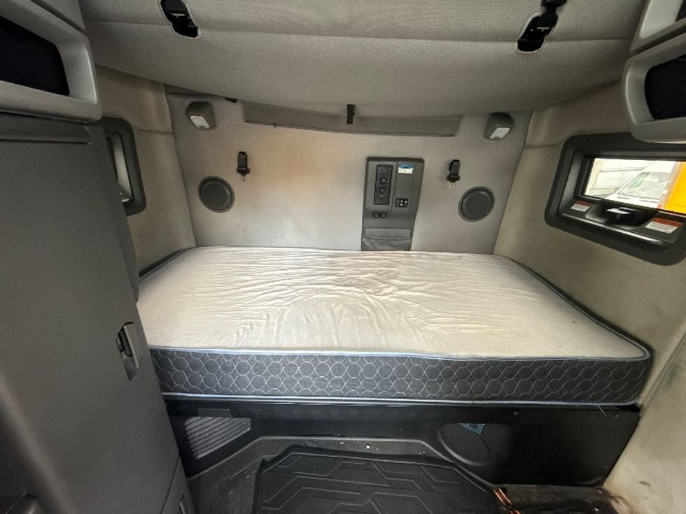 Sleeper Tractor-Heavy Duty Tractors-Volvo-2023-VNL64760-Norcross-GA-580,496\n\t\tmiles-$ 70,250 - Image 17