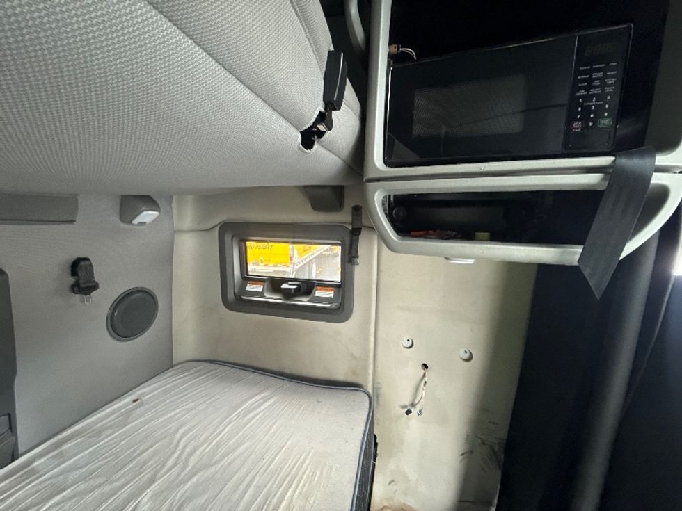 Sleeper Tractor-Heavy Duty Tractors-Volvo-2023-VNL64760-Norcross-GA-580,496\n\t\tmiles-$ 70,250 - Image 18