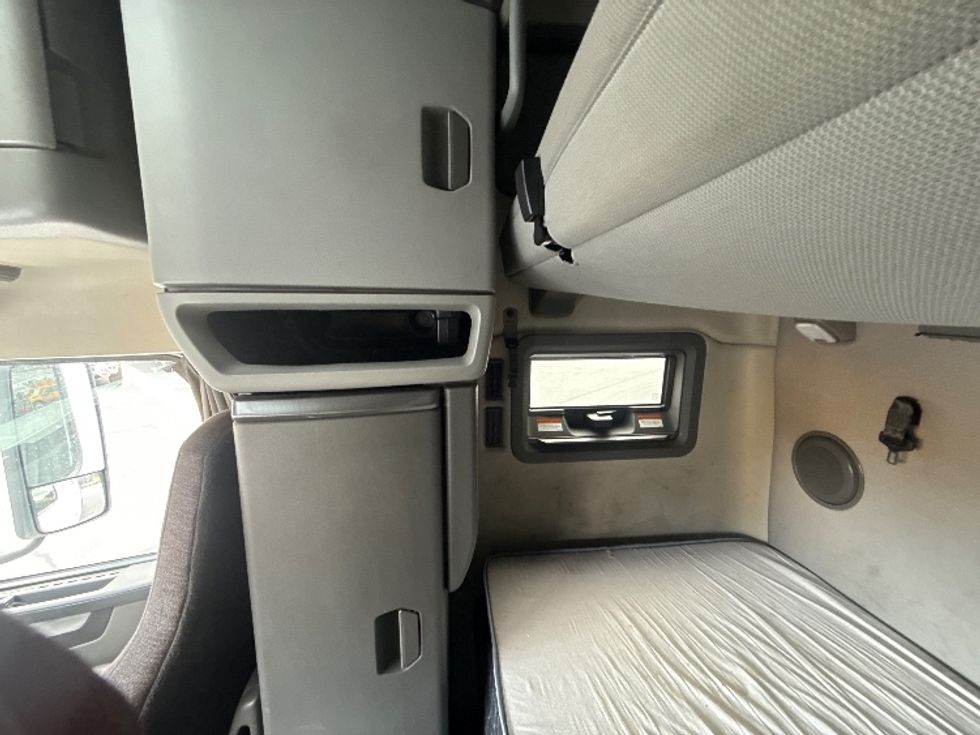 Sleeper Tractor-Heavy Duty Tractors-Volvo-2023-VNL64760-Norcross-GA-580,496\n\t\tmiles-$ 70,250 - Image 19