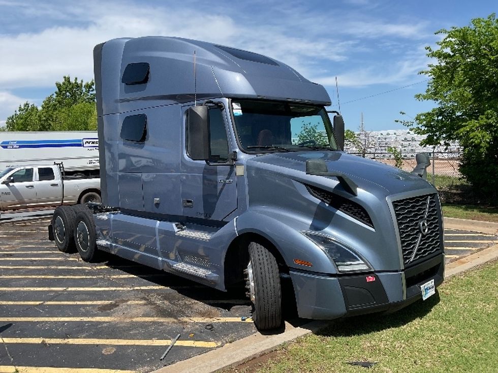 Sleeper Tractor-Heavy Duty Tractors-Volvo-2023-VNL64760-Oklahoma City-OK-405,592\n\t\tmiles-$ 98,750 - Image 1