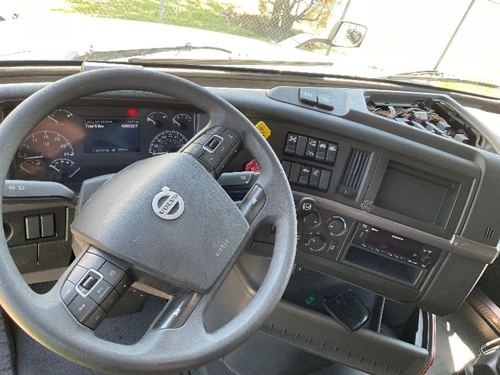 Sleeper Tractor-Heavy Duty Tractors-Volvo-2023-VNL64760-Oklahoma City-OK-405,592\n\t\tmiles-$ 98,750 - Image 10