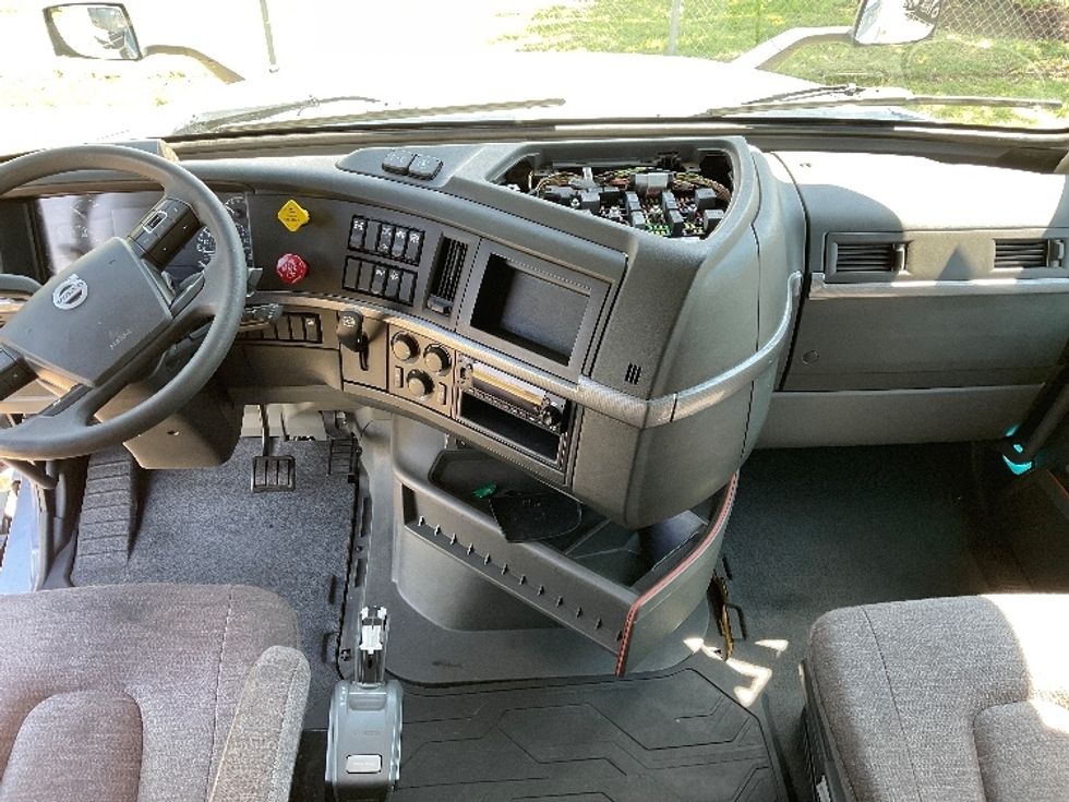 Sleeper Tractor-Heavy Duty Tractors-Volvo-2023-VNL64760-Oklahoma City-OK-405,592\n\t\tmiles-$ 98,750 - Image 11