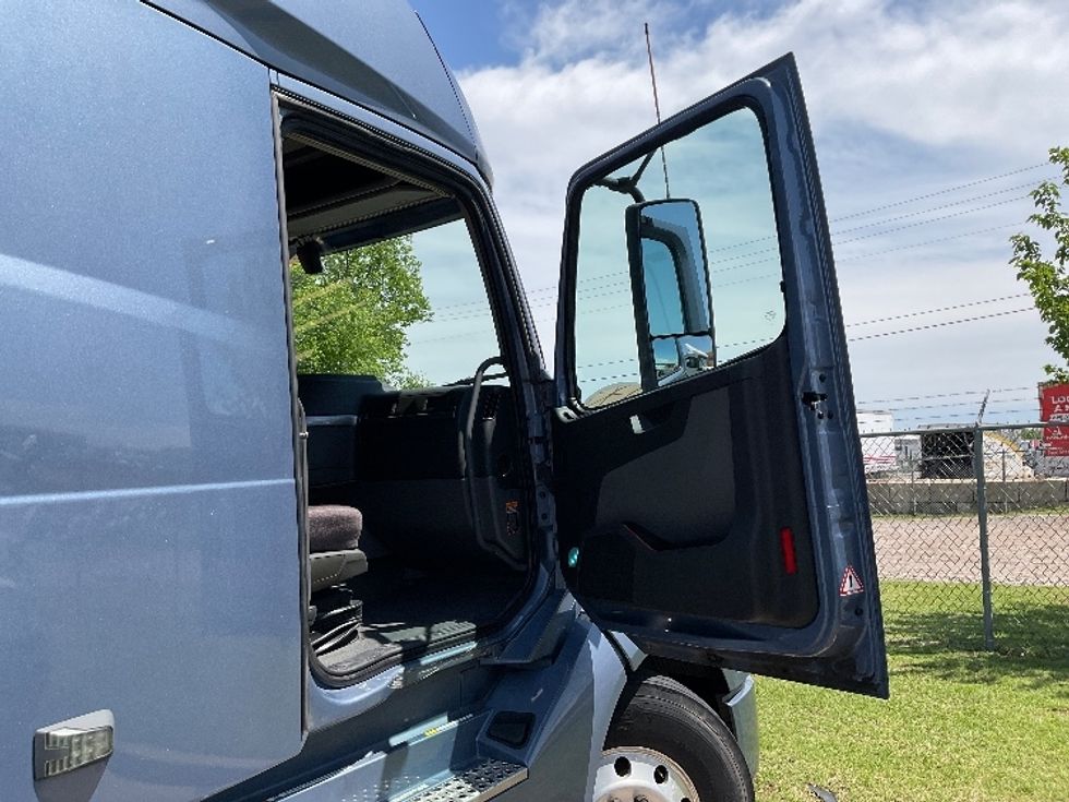 Sleeper Tractor-Heavy Duty Tractors-Volvo-2023-VNL64760-Oklahoma City-OK-405,592\n\t\tmiles-$ 98,750 - Image 12