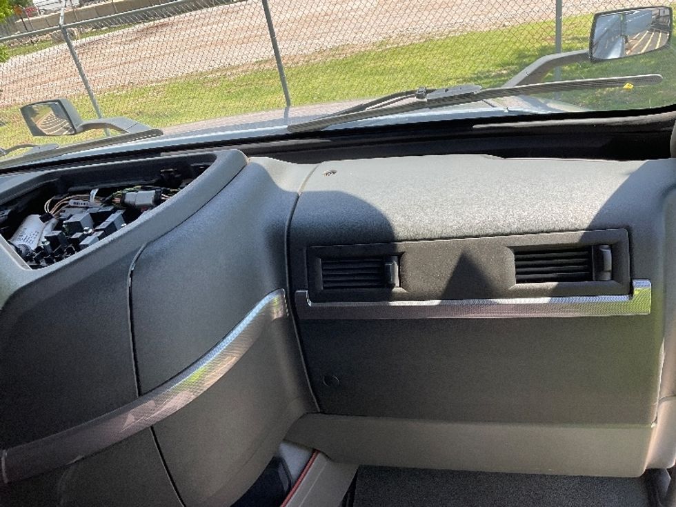 Sleeper Tractor-Heavy Duty Tractors-Volvo-2023-VNL64760-Oklahoma City-OK-405,592\n\t\tmiles-$ 98,750 - Image 13