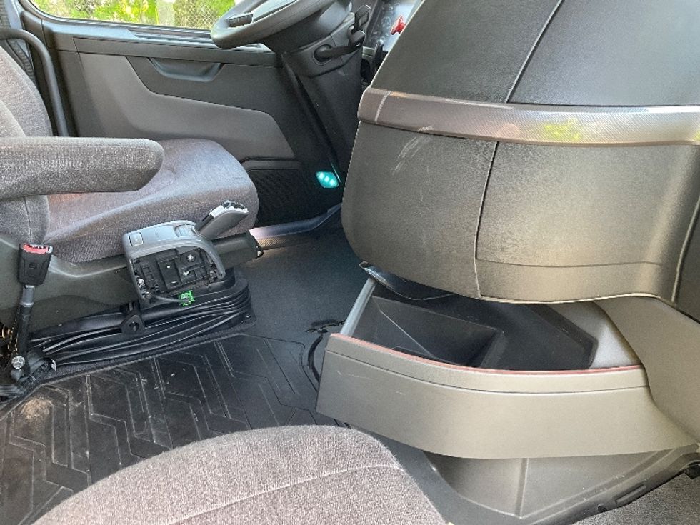 Sleeper Tractor-Heavy Duty Tractors-Volvo-2023-VNL64760-Oklahoma City-OK-405,592\n\t\tmiles-$ 98,750 - Image 14