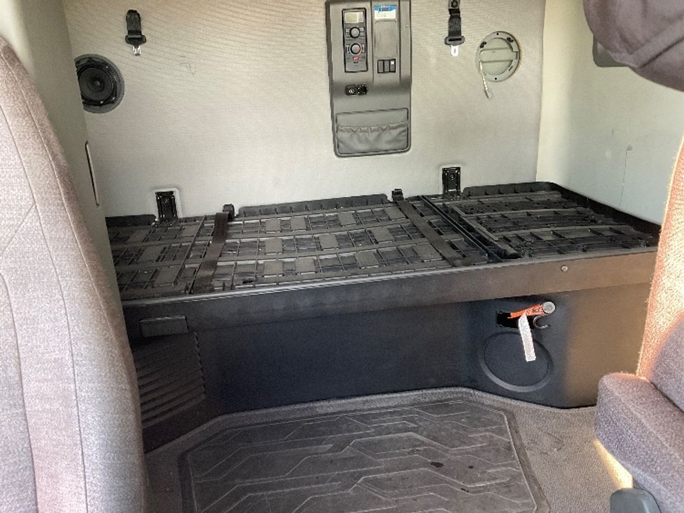 Sleeper Tractor-Heavy Duty Tractors-Volvo-2023-VNL64760-Oklahoma City-OK-405,592\n\t\tmiles-$ 98,750 - Image 15