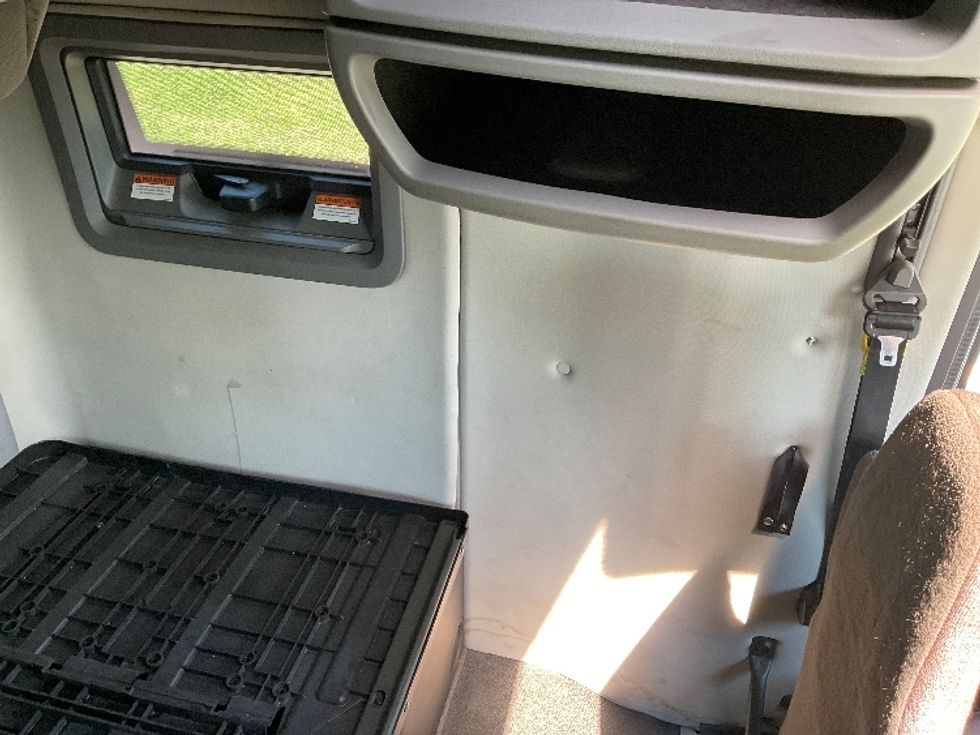 Sleeper Tractor-Heavy Duty Tractors-Volvo-2023-VNL64760-Oklahoma City-OK-405,592\n\t\tmiles-$ 98,750 - Image 16