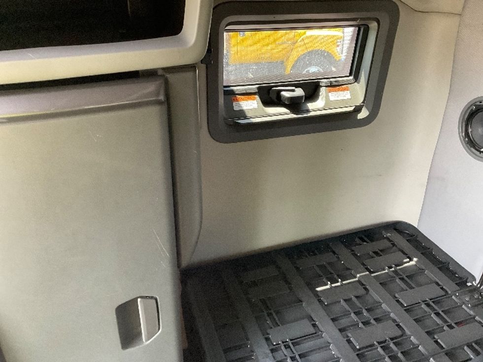 Sleeper Tractor-Heavy Duty Tractors-Volvo-2023-VNL64760-Oklahoma City-OK-405,592\n\t\tmiles-$ 98,750 - Image 17