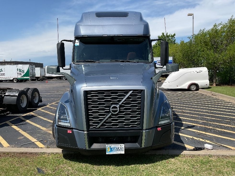 Sleeper Tractor-Heavy Duty Tractors-Volvo-2023-VNL64760-Oklahoma City-OK-405,592\n\t\tmiles-$ 98,750 - Image 2