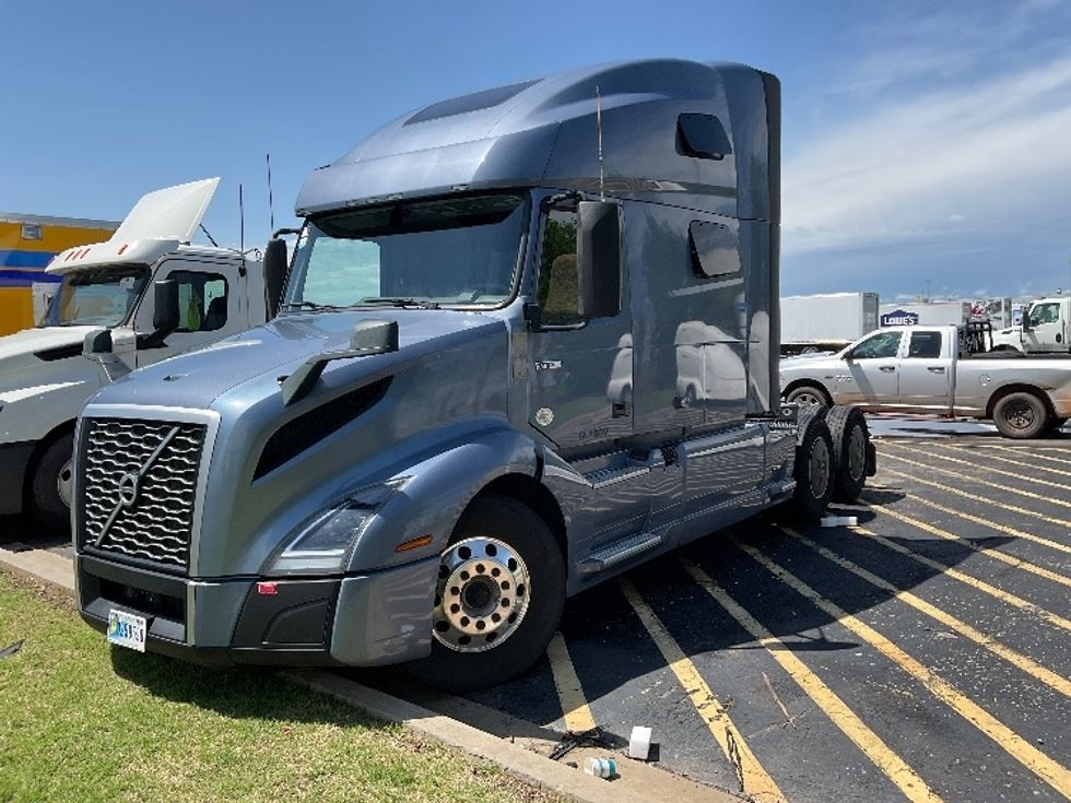 Sleeper Tractor-Heavy Duty Tractors-Volvo-2023-VNL64760-Oklahoma City-OK-405,592\n\t\tmiles-$ 98,750 - Image 3