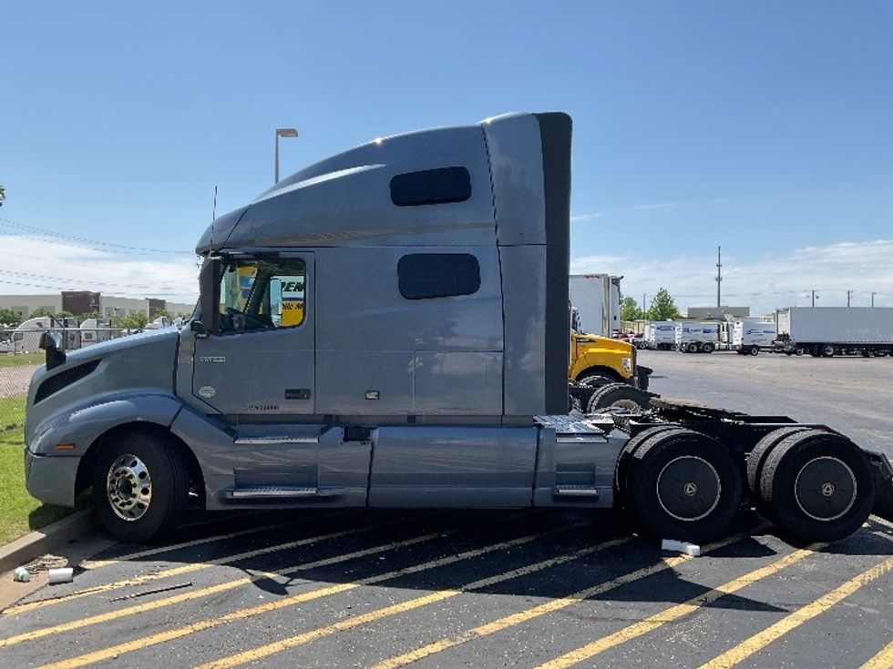 Sleeper Tractor-Heavy Duty Tractors-Volvo-2023-VNL64760-Oklahoma City-OK-405,592\n\t\tmiles-$ 98,750 - Image 4