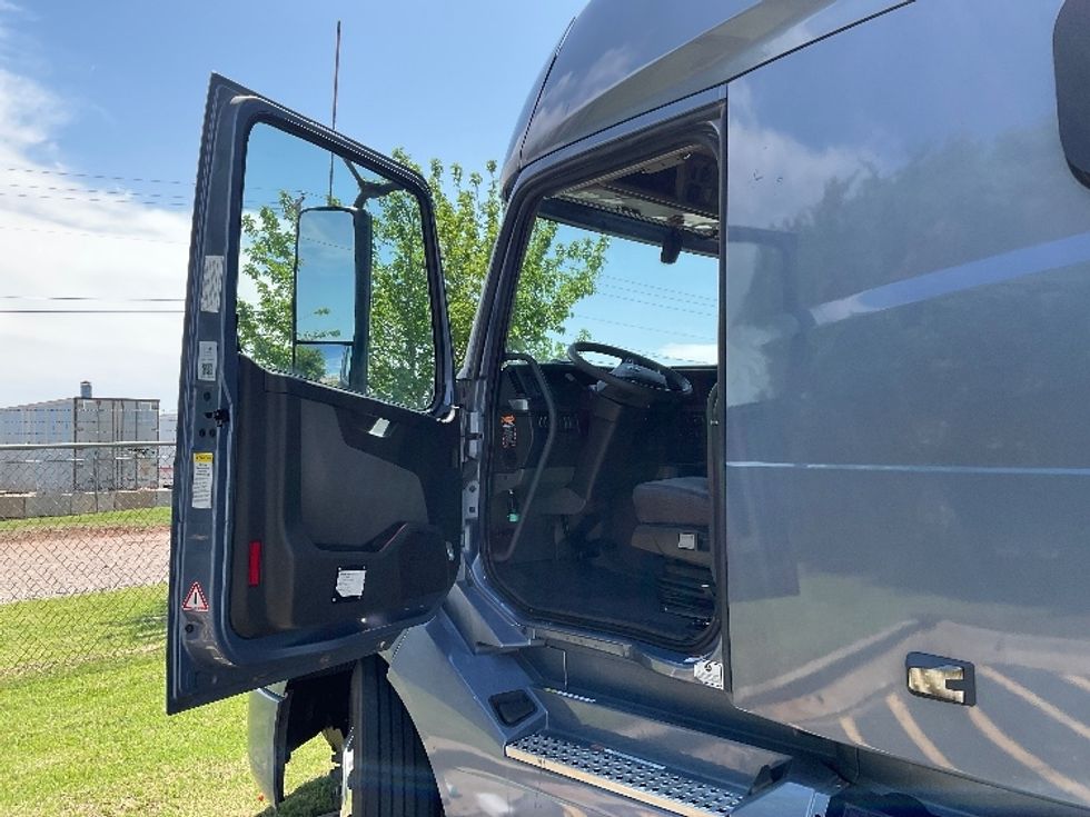 Sleeper Tractor-Heavy Duty Tractors-Volvo-2023-VNL64760-Oklahoma City-OK-405,592\n\t\tmiles-$ 98,750 - Image 9