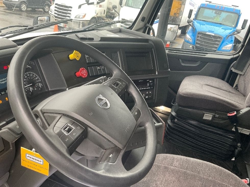 Sleeper Tractor-Heavy Duty Tractors-Volvo-2023-VNL64760-Oklahoma City-OK-561,430\n\t\tmiles-$ 98,500 - Image 10