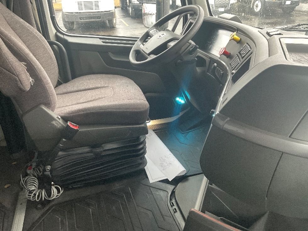 Sleeper Tractor-Heavy Duty Tractors-Volvo-2023-VNL64760-Oklahoma City-OK-561,430\n\t\tmiles-$ 98,500 - Image 15