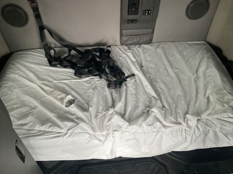 Sleeper Tractor-Heavy Duty Tractors-Volvo-2023-VNL64760-Oklahoma City-OK-561,430\n\t\tmiles-$ 98,500 - Image 16